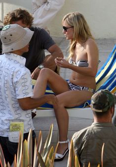 Кристен Белл снимается в бикини для сериала «Герои» фото #2