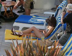 Кристен Белл снимается в бикини для сериала «Герои» фото #15