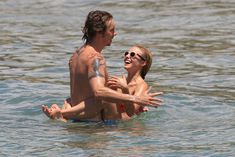 Кристен Белл в бикини на пляже Майами фото #4