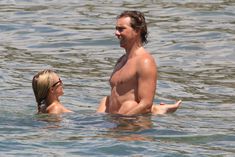 Кристен Белл в бикини на пляже Майами фото #5