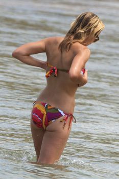 Кристен Белл в бикини на пляже Майами фото #14