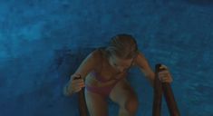 Кристен Белл в розовом купальнике в фильме «Формула любви для узников брака» фото #1