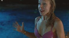 Кристен Белл в розовом купальнике в фильме «Формула любви для узников брака» фото #4