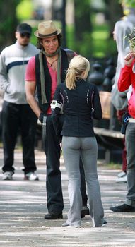 Попка Кристен Белл в лосинах фото #7