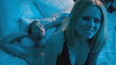 Секс кадры с Кристен Белл в сериале «Обитель лжи» фото #5