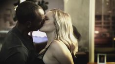 Секс кадры с Кристен Белл в сериале «Обитель лжи» фото #18