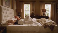 Секс кадры с Кристен Белл в сериале «Обитель лжи» фото #22