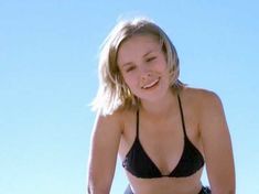 Маленькая грудь Кристен Белл в черном купальнике фото #2