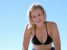 Маленькая грудь Кристен Белл в черном купальнике фото #3