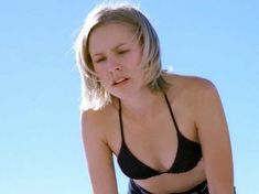 Маленькая грудь Кристен Белл в черном купальнике фото #4