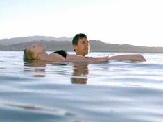 Маленькая грудь Кристен Белл в черном купальнике фото #5