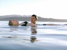 Маленькая грудь Кристен Белл в черном купальнике фото #6