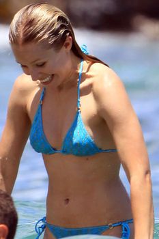 Кристен Белл в голубом бикини на Гавайях