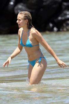 Кристен Белл в голубом бикини на Гавайях