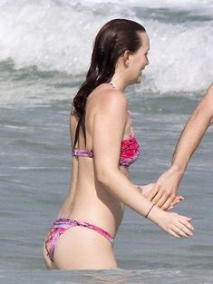 Секси Лейтон Мистер в бикини на пляже в Рио-де-Жанейро фото #13