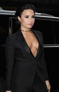 Открытое декольте Деми Ловато на Billboard's 10th Annual Women In Music фото #4