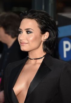 Открытое декольте Деми Ловато на Billboard's 10th Annual Women In Music фото #11