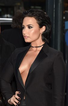 Открытое декольте Деми Ловато на Billboard's 10th Annual Women In Music фото #12