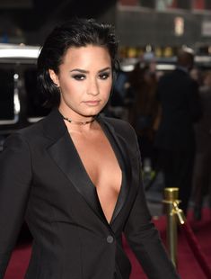 Открытое декольте Деми Ловато на Billboard's 10th Annual Women In Music фото #14