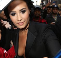 Открытое декольте Деми Ловато на Billboard's 10th Annual Women In Music фото #25