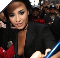 Открытое декольте Деми Ловато на Billboard's 10th Annual Women In Music фото #26