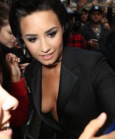 Открытое декольте Деми Ловато на Billboard's 10th Annual Women In Music фото #28