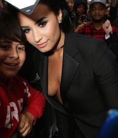 Открытое декольте Деми Ловато на Billboard's 10th Annual Women In Music фото #29