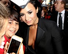 Открытое декольте Деми Ловато на Billboard's 10th Annual Women In Music фото #30