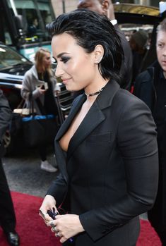 Открытое декольте Деми Ловато на Billboard's 10th Annual Women In Music фото #31