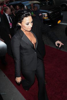 Открытое декольте Деми Ловато на Billboard's 10th Annual Women In Music фото #32