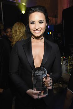 Открытое декольте Деми Ловато на Billboard's 10th Annual Women In Music фото #33