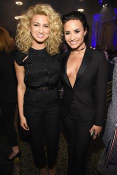 Открытое декольте Деми Ловато на Billboard's 10th Annual Women In Music фото #37