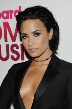 Открытое декольте Деми Ловато на Billboard's 10th Annual Women In Music фото #42