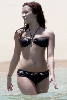Деми Ловато в черном бикини фото #3