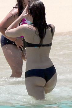 Деми Ловато в черном бикини фото #4