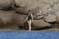 Деми Ловато в монокини на пляже Сен-Бартелеми фото #6