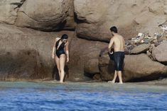 Деми Ловато в монокини на пляже Сен-Бартелеми фото #7