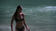 Голая грудь Дженнифер Коннелли в фильме «Горячее местечко» фото #1