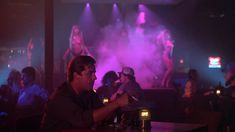 Голая грудь Дженнифер Коннелли в фильме «Горячее местечко» фото #17