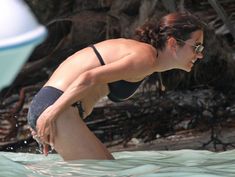 Дженнифер Коннелли в черном бикини на пляже фото #5