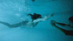 Голая Эмми Россам в сериале «Бесстыжие»