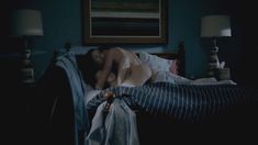 Голая Эмми Россам в сериале «Бесстыжие»