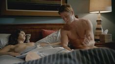 Голая Эмми Россам в сериале «Бесстыжие»