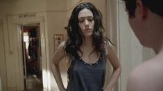 Голая Эмми Россам в сериале «Бесстыжие»