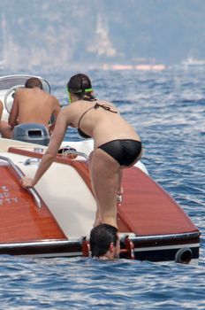 Горячая Артертон в купальнике на катере фото #2