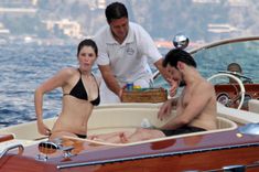 Горячая Артертон в купальнике на катере фото #6