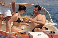 Горячая Артертон в купальнике на катере фото #7