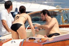 Горячая Артертон в купальнике на катере фото #8