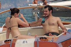 Горячая Артертон в купальнике на катере фото #9