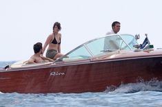 Горячая Артертон в купальнике на катере фото #10